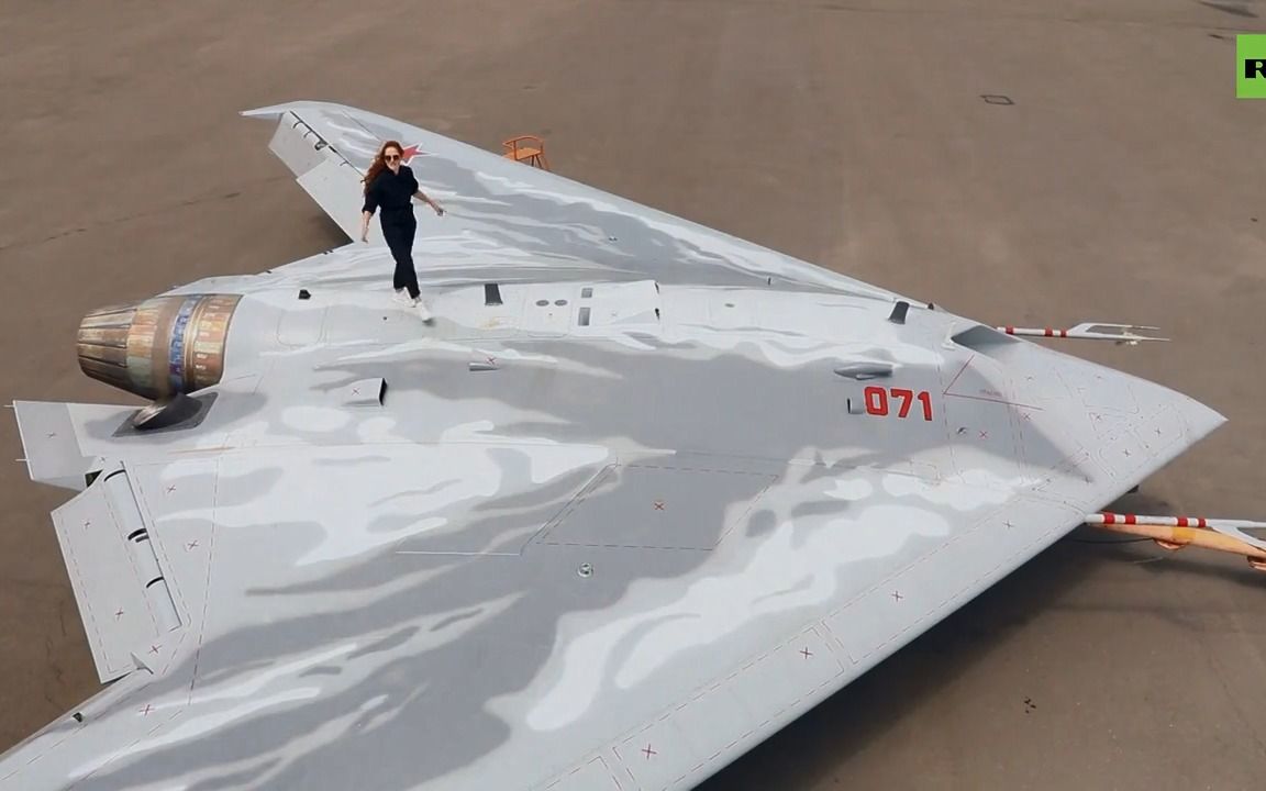 俄罗斯发布 S70“猎人”无人机攻击机-1.jpg
