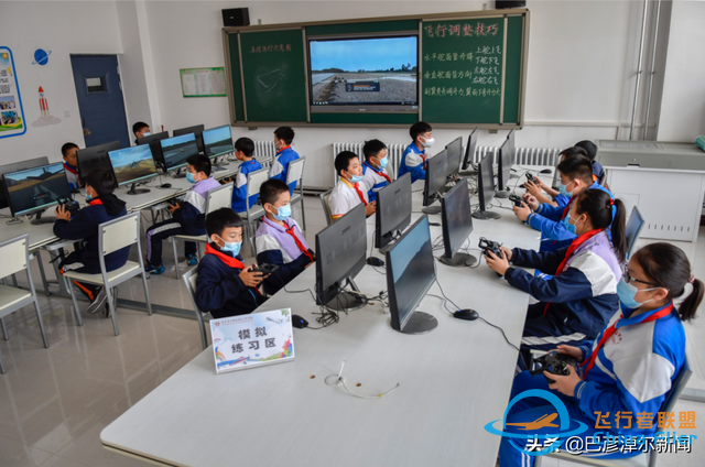 临河区汇丰学校学生变身“小机长”，DIY航模实现航天梦-2.jpg