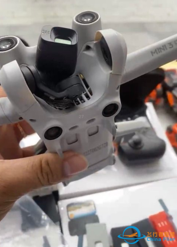 大疆 DJI Mini 3 Pro 无人机曝光：配备多个避障传感器，电池更大-2.jpg