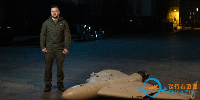 泽连斯基站在无人机残骸旁：两天内俄军出动超过30架无人机袭击乌克兰-1.jpg