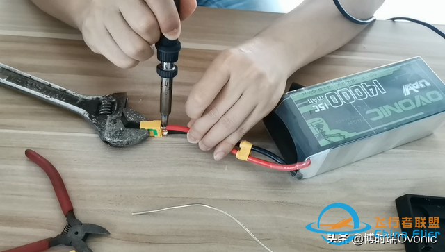 航模锂电池插头焊接方法-1.jpg