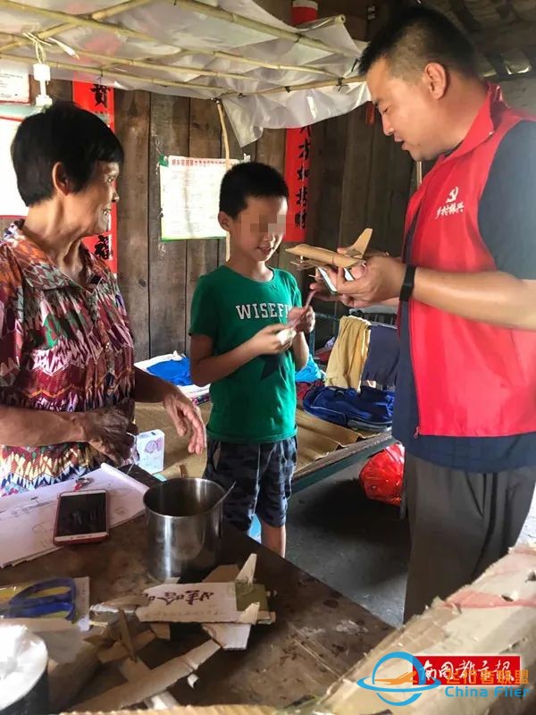 海口这个“宝藏男孩”痴迷飞机用木头纸壳自制模型,然后…他的梦想实现了w5.jpg