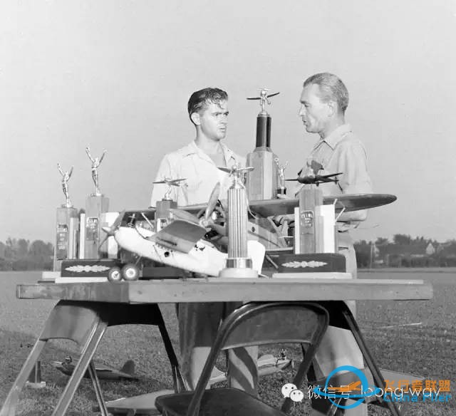 1945年美国航模比赛绝版照片:在当年,没断过几根手指,根本不算玩过航模w12.jpg