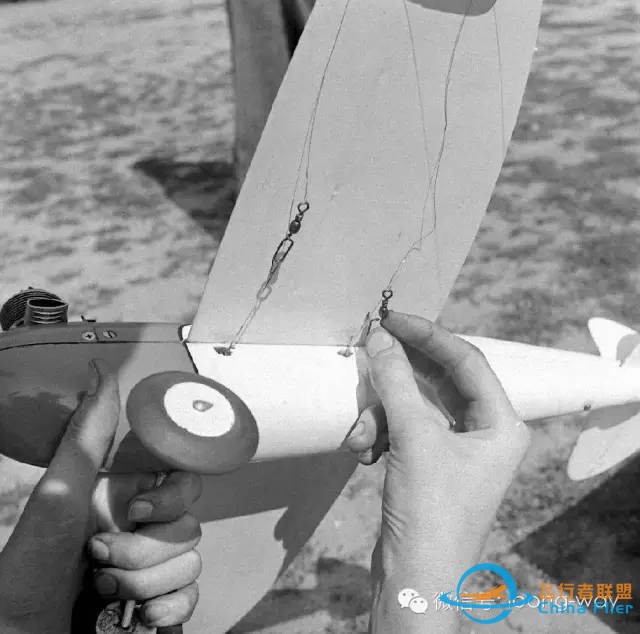 1945年美国航模比赛绝版照片:在当年,没断过几根手指,根本不算玩过航模w27.jpg