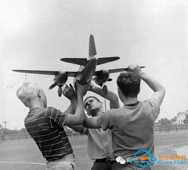 1945年美国航模比赛绝版照片:在当年,没断过几根手指,根本不算玩过航模w57.jpg