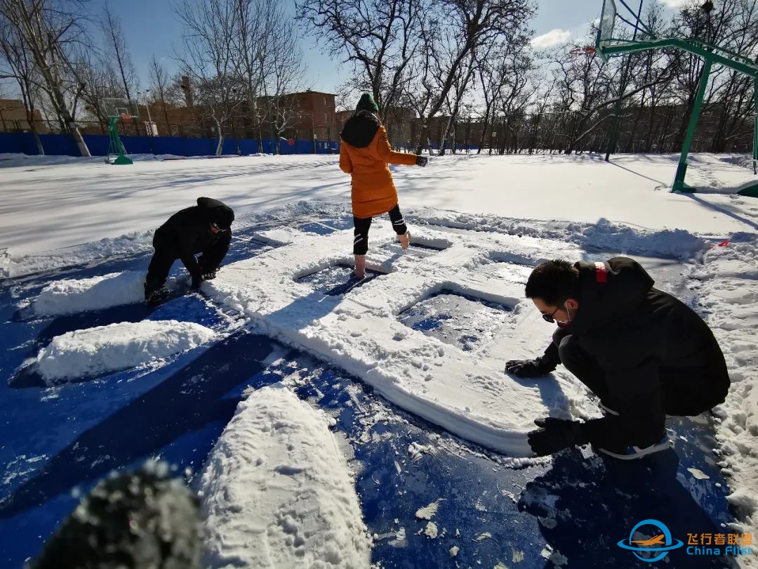 雪后的大连高校惊现巨幅画作!8个字,航拍震撼w7.jpg