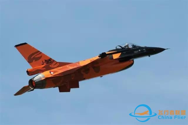 因为热爱，他徒手造了架F-16战机，惊动了荷兰空军-76.jpg