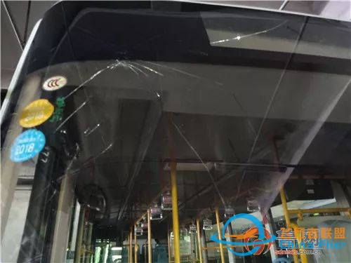 青岛 | 公交车被天降无人机电池袭击砸碎玻璃w2.jpg