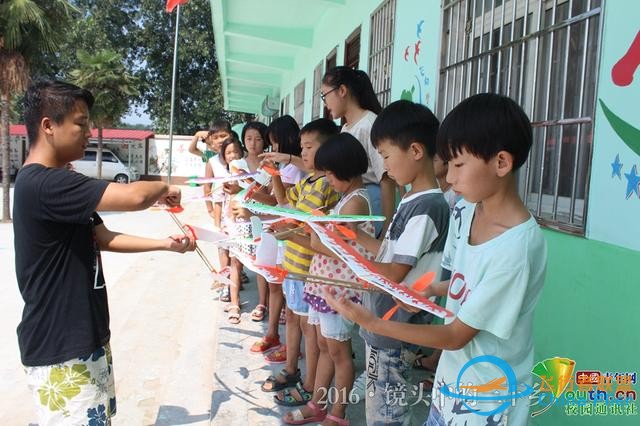 郑州大学生制作手工航模：让孩子们一起飞上蓝天-6.jpg