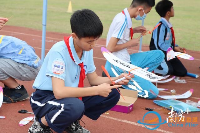 自制飞机可翻筋斗、穿龙门，东莞中小学航模赛点燃少年“航天”梦-4.jpg