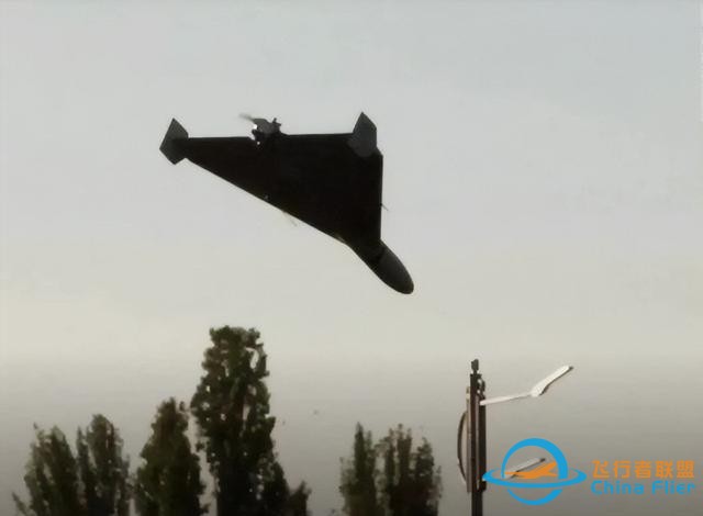 央视披露中国无人机新突破：无人母机挂无人子机，化身无人轰炸机-2.jpg