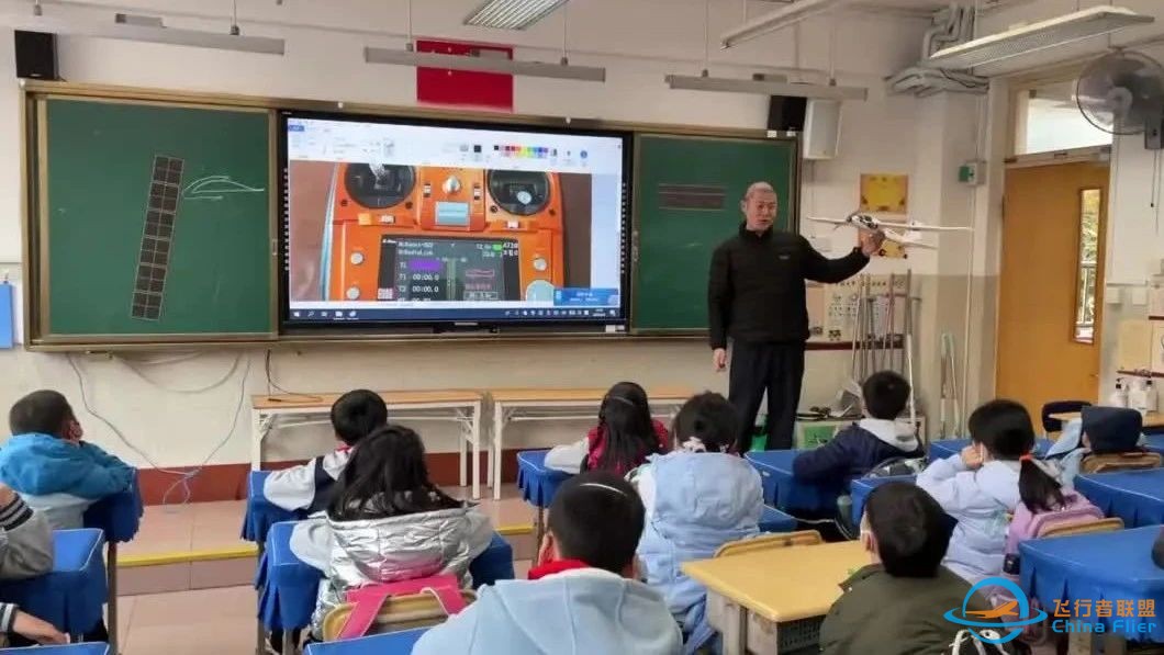 广角课程 | 航模知识“飞”进小学生课堂w5.jpg