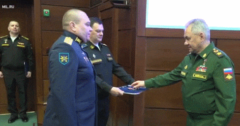 俄防长向在黑海拦截美无人机的飞行员授予“勇气勋章”-1.jpg