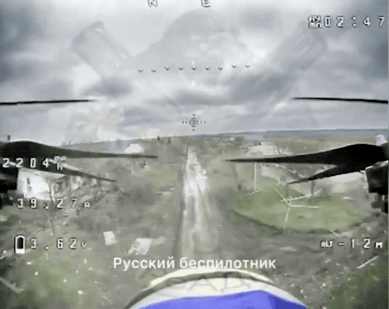 最后1秒打偏了：实拍俄军飞手攻击乌军装甲车，土造巡飞弹不容易-1.jpg