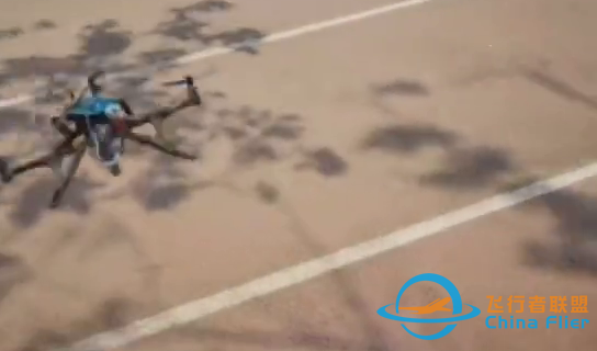 太厉害！大一学生用木棍搭底座做出无人机 试飞成功网友直呼大神-3.jpg