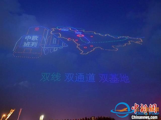 2023架无人机多彩造型点亮长春夜空-9.jpg