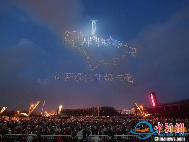 2023架无人机多彩造型点亮长春夜空-10.jpg