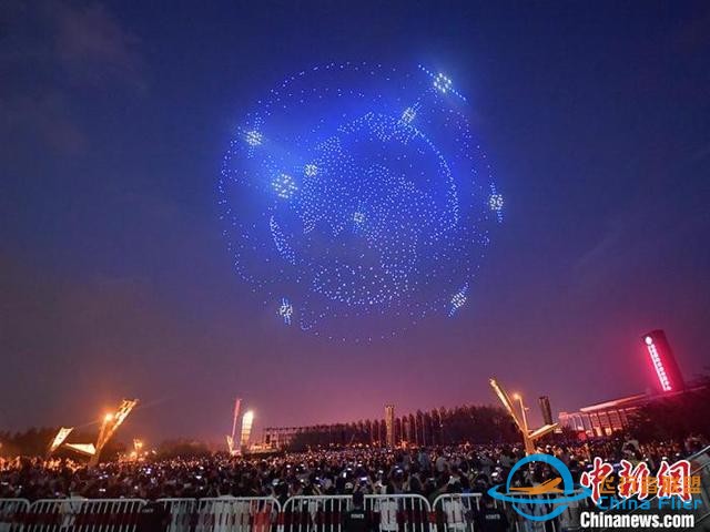 2023架无人机多彩造型点亮长春夜空-6.jpg