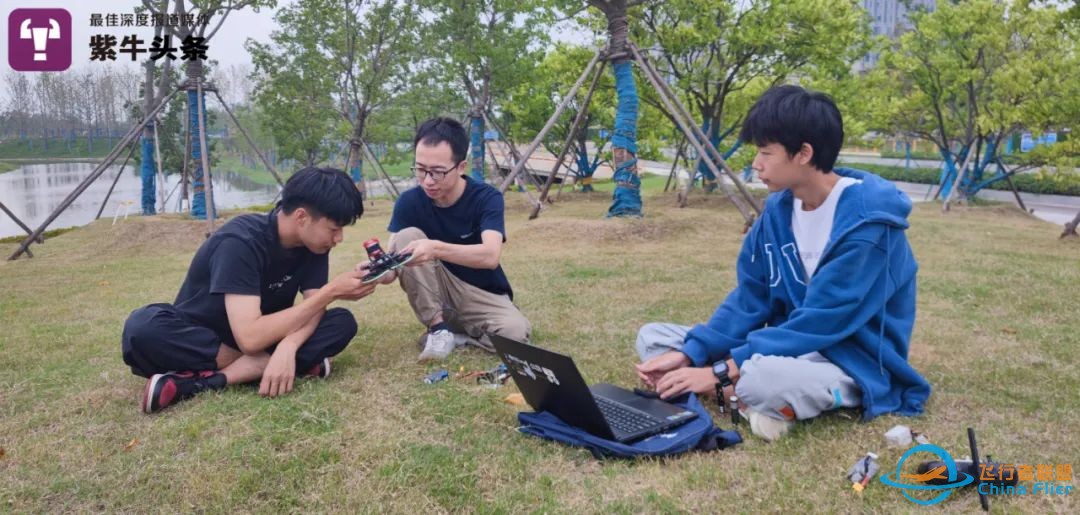 【紫牛头条】南京大学生玩穿越机创业被人民日报点赞,带着小伙伴们一起“飞”w9.jpg