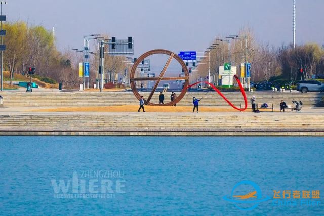 【双语听读】Zhengzhou springs into action with new energy跑出新活力，郑州春日乘风起-5.jpg