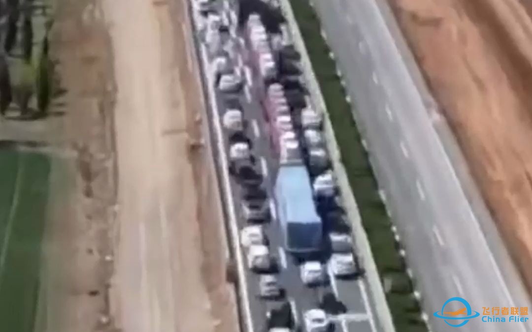 高速遇堵车，一小伙无人机侦查路况-1.jpg