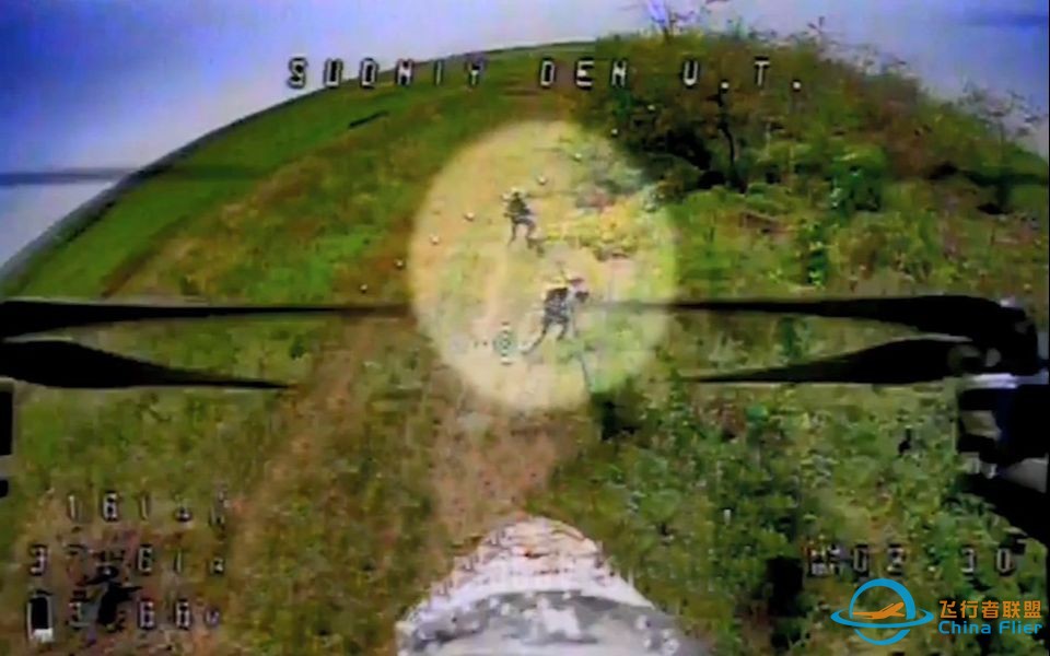 穷得无聊开始攻击步兵了！俄军自杀式无人机攻击乌军人和物得画面集锦-1.jpg