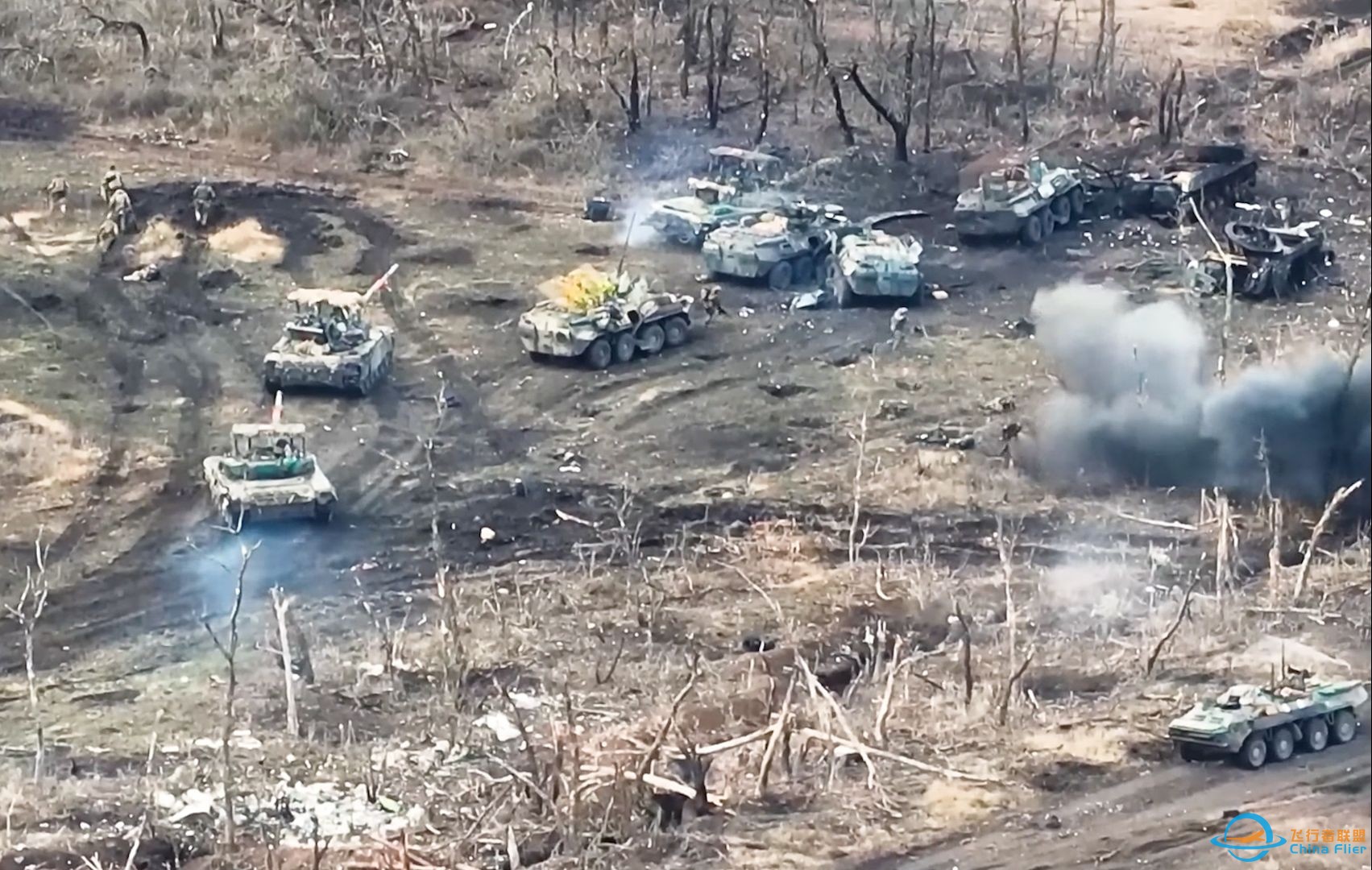 俄乌战场：俄坦克装甲群攻夺乌方阵地，无人机第一视角记录，惨烈-1.jpg