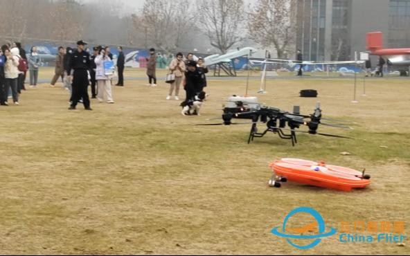 南京警方利用大型无人机投送警犬科目演示-1.jpg