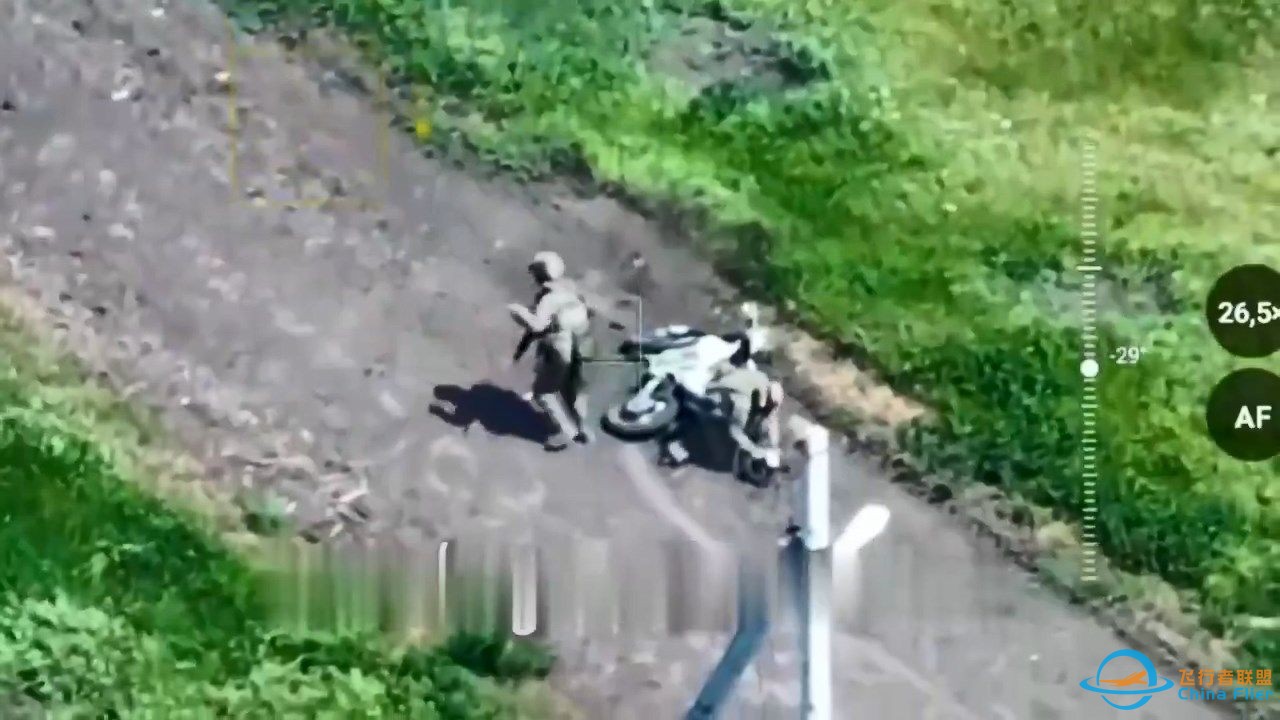 下血本的追猎！俄军摩托车被乌军无人机连续追杀-1.jpg