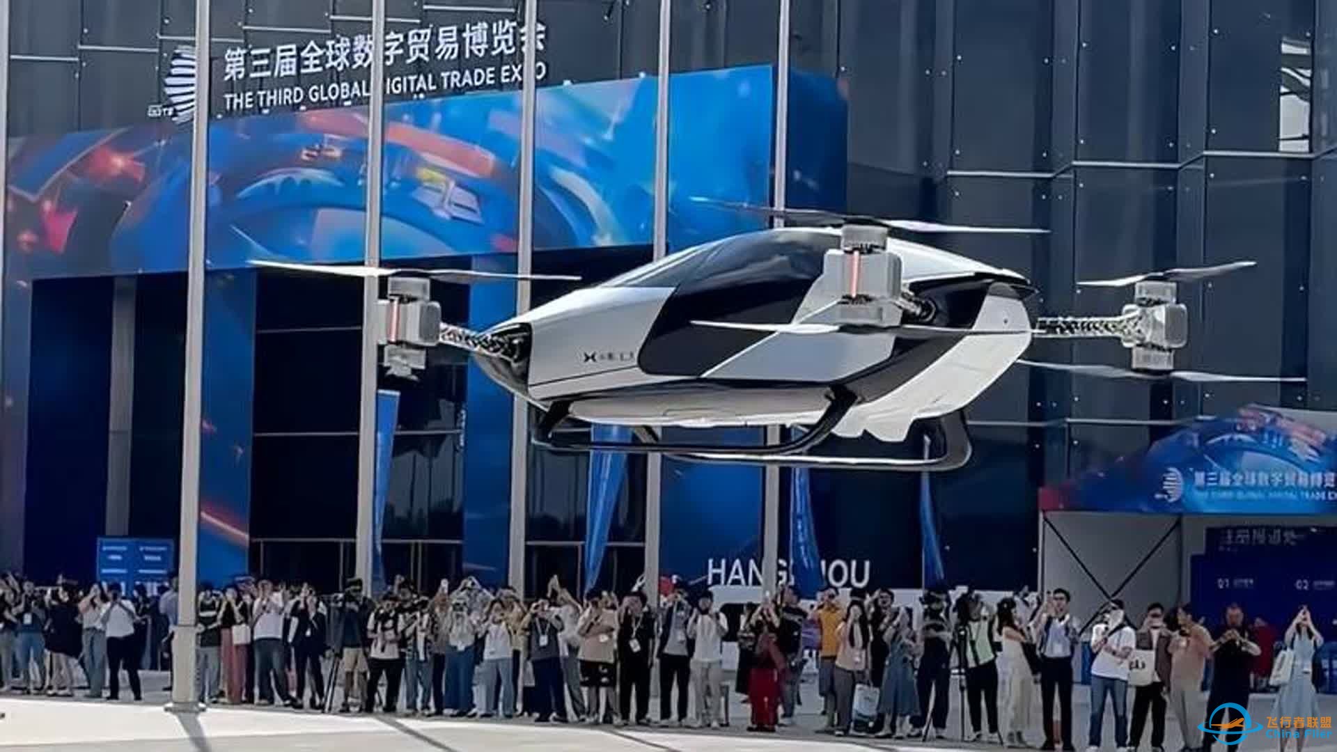 科幻已成现实！无人驾驶“飞行汽车”试飞，现场展示垂直起飞、空中掉头-1.jpg