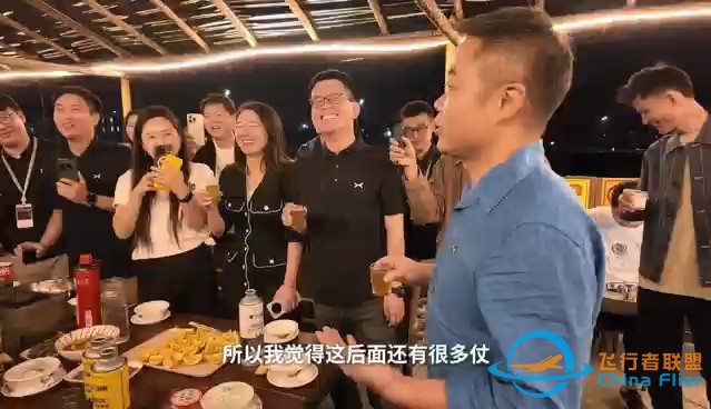 何小鹏P7+庆功吃烧烤发红包！小鹏P7+开售不到3h，大定突破3万台！爆单后何小鹏直呼团队牛逼，并称即将讨论第四次扩产，还意外透露了下个月有飞行汽车的销售？-1.jpg