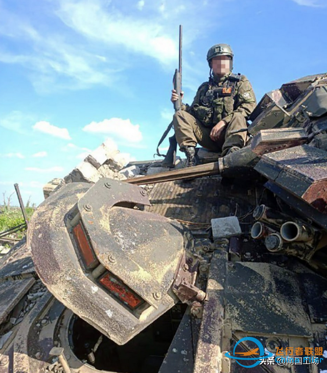 俄军痛下杀手，FPV轰出一条死亡公路，到处都是乌军装甲战车残骸-2.jpg