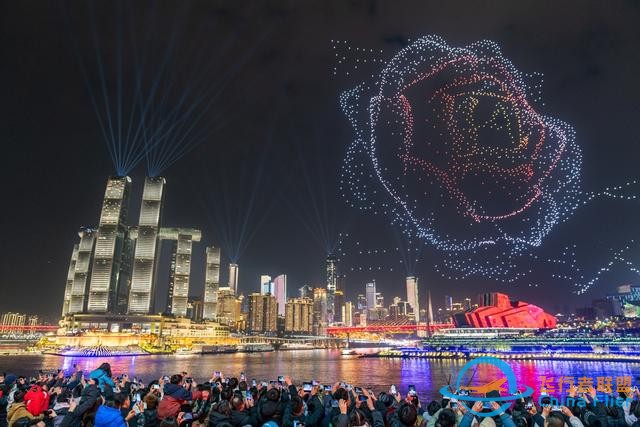 人形机器人扭秧歌，数千无人机放烟花，外媒点赞中国春晚高科技元素-2.jpg