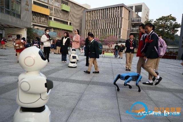 开学日科技感拉满！飞行汽车、机器人来了！跑跳还有AI助攻-2.jpg